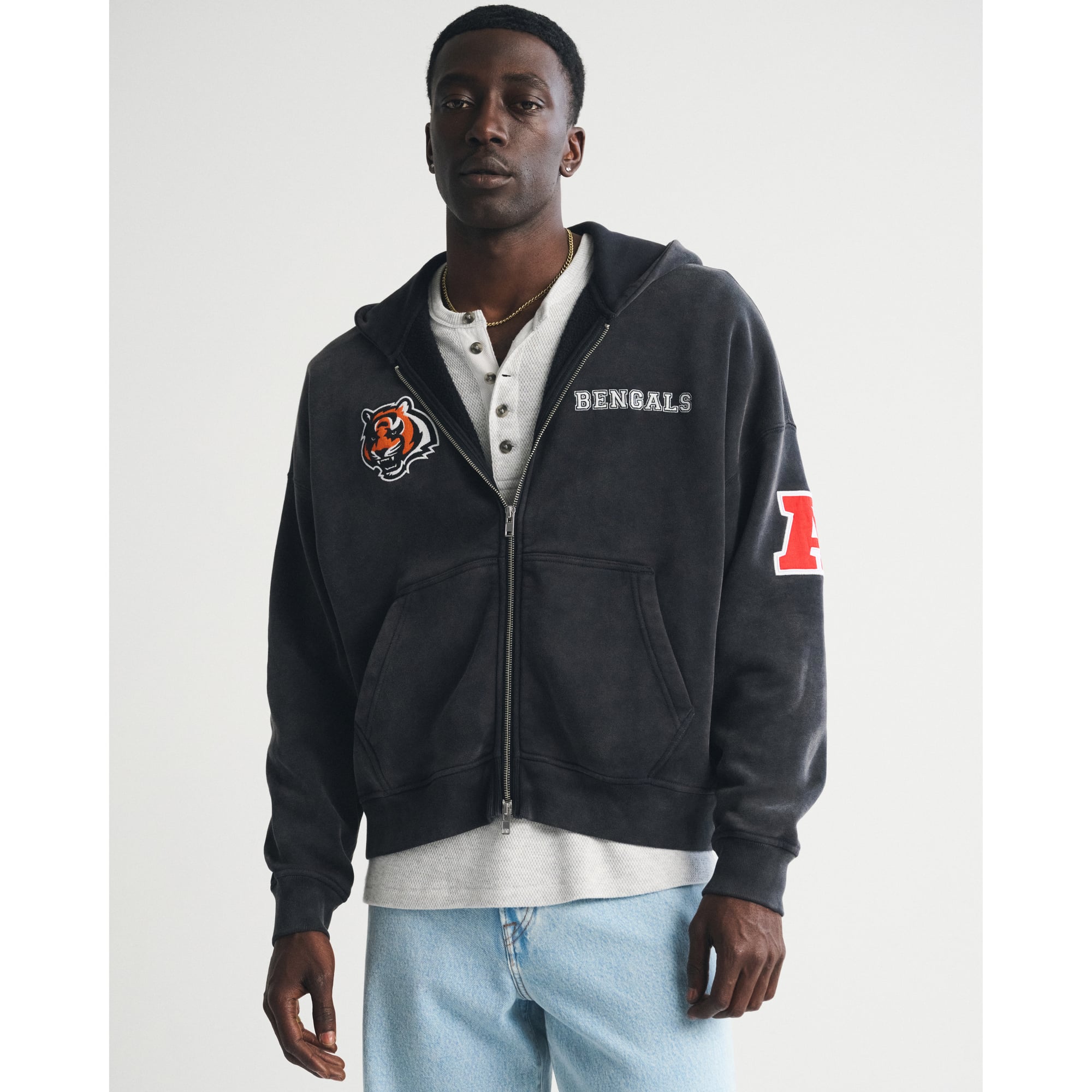 Abercrombie & Fitch Herren-Fleece-Kapuzenpullover mit durchgehendem Reißverschluss und Cincinnati-Bengals-Logo, schwarz