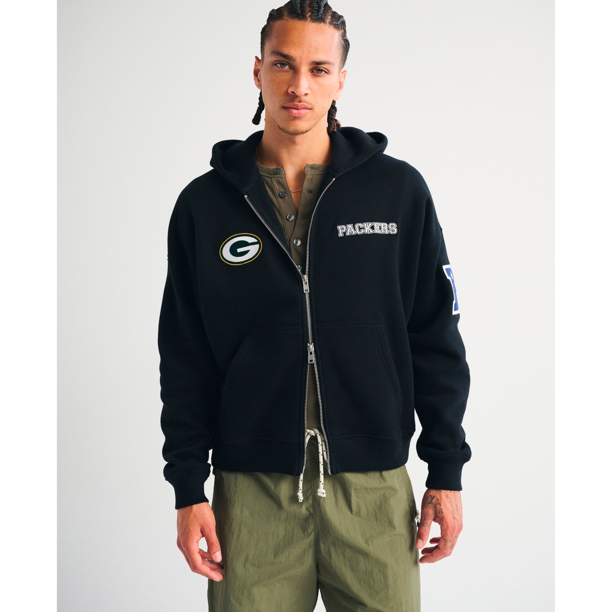 Abercrombie & Fitch Herren-Fleece-Kapuzenpullover mit durchgehendem Reißverschluss und Green Bay Packers-Motiv, schwarz