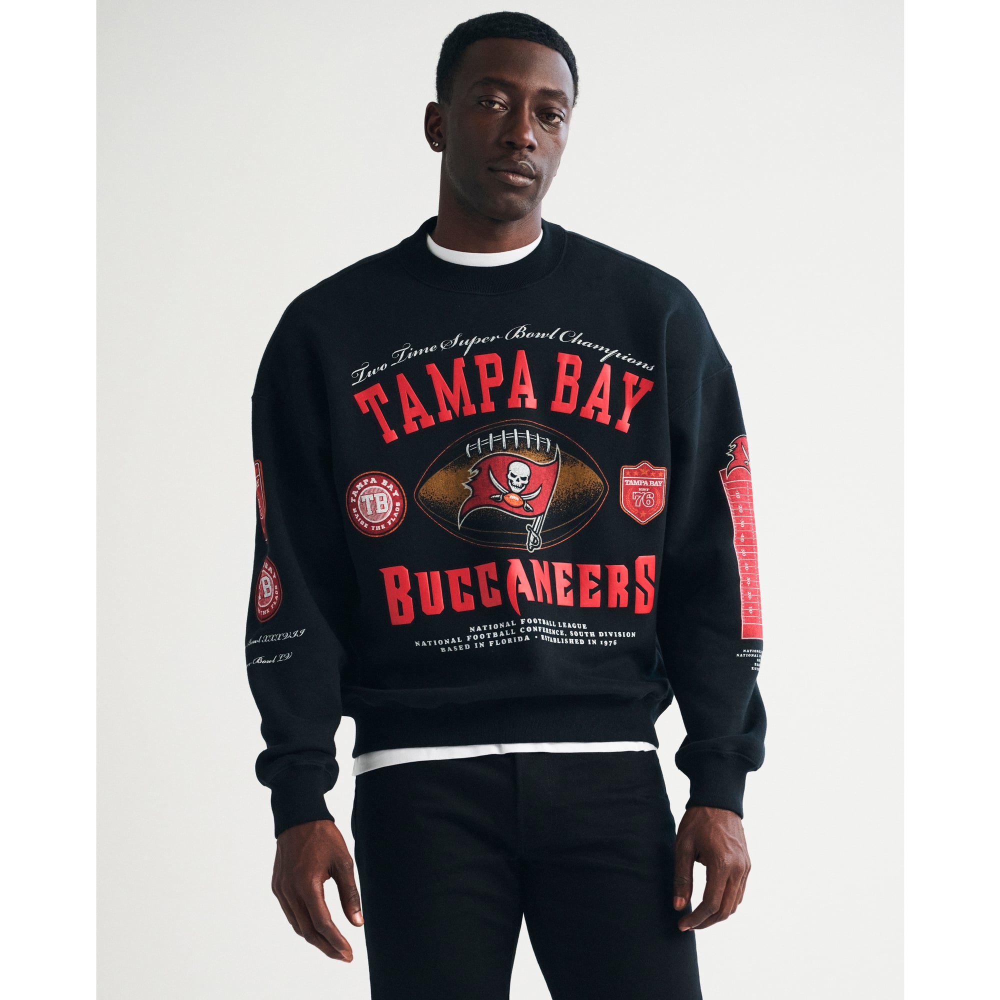 Schwarzes Herren-Fleece-Sweatshirt von Abercrombie & Fitch mit Tampa Bay Buccaneers-Motiv