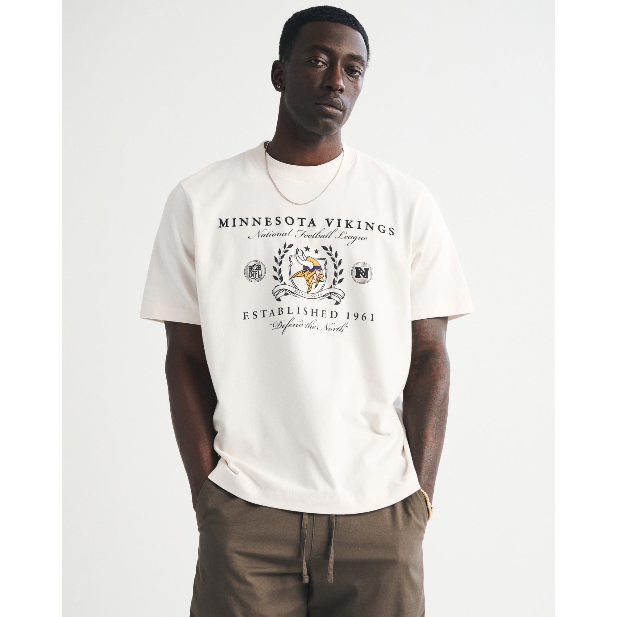 Camiseta de manga larga premium de los Minnesota Vikings de Abercrombie & Fitch para hombre, color crema.