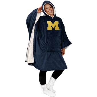 "Pegasus Michigan Wolverines Team 50"" x 70"" Bloncho Sherpa Fan Cape"