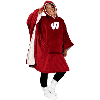 "Pegasus Wisconsin Badgers Team 50"" x 70"" Bloncho Sherpa Fan Cape"